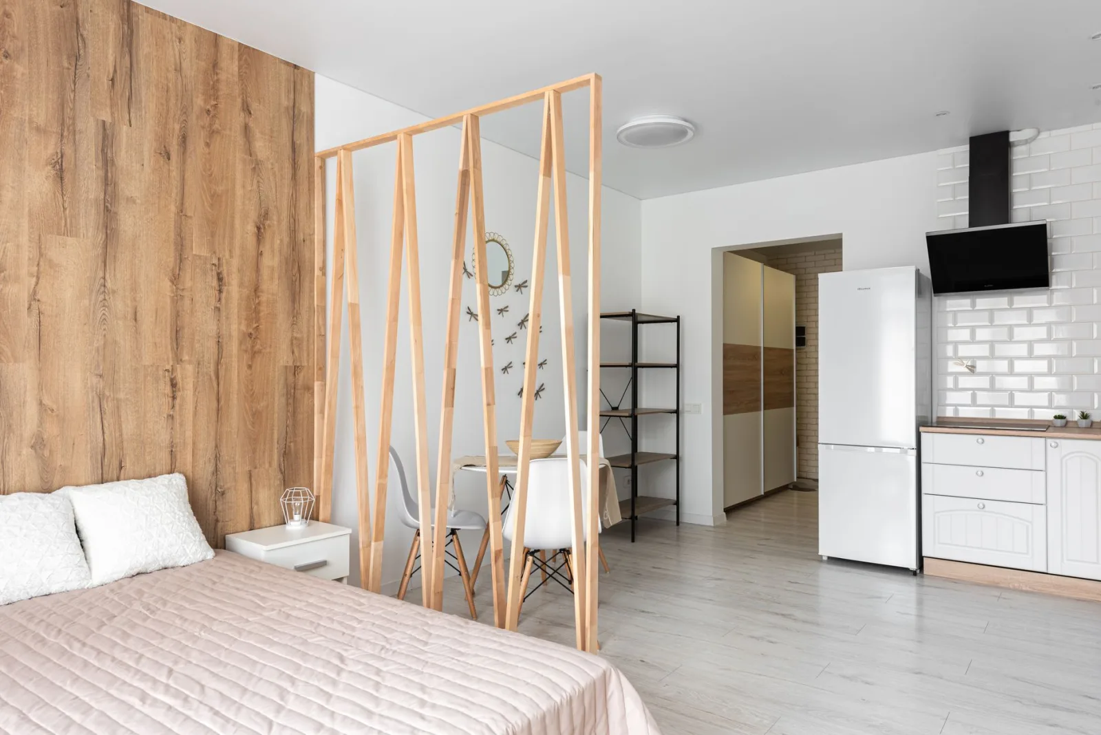 Modern mobilyalı, aydınlık ve güvenli bir kadın apart odası